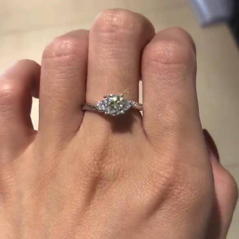 扭臂三石女戒S925银镀白金定制主石莫桑钻1.0ct/副石高碳钻